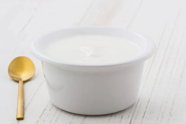 Leckerer Nahrhafter Und Gesunder Frischer Joghurt Auf Italienischem Carrara Marmor — Stockfoto