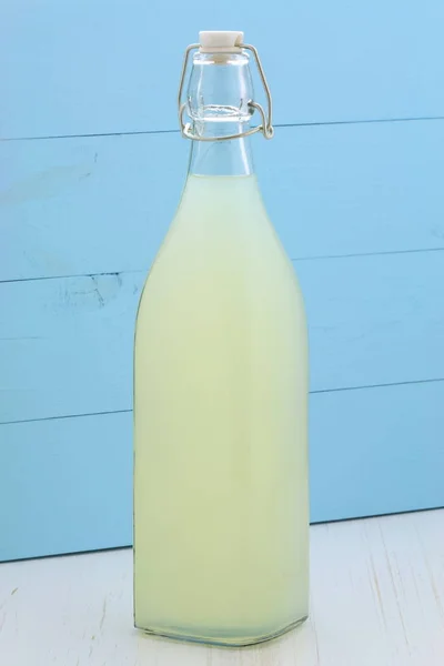 Lezzetli Besleyici Organik Limonata Vintage Şişe Cam — Stok fotoğraf