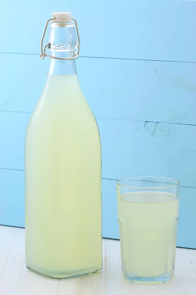 营养丰富 有机葡萄酒瓶和玻璃的柠檬水 — 图库照片
