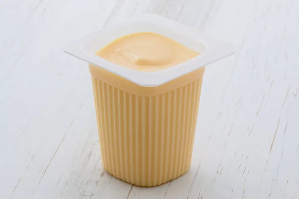 Delicioso Yogur Francés Comercial Estilo Natillas Con Toda Fruta Mezclada —  Fotos de Stock
