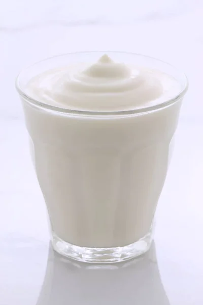 Heerlijke Voedzame Gezond Verse Yoghurt Pot Vintage Italiaanse Carrara Marmeren — Stockfoto