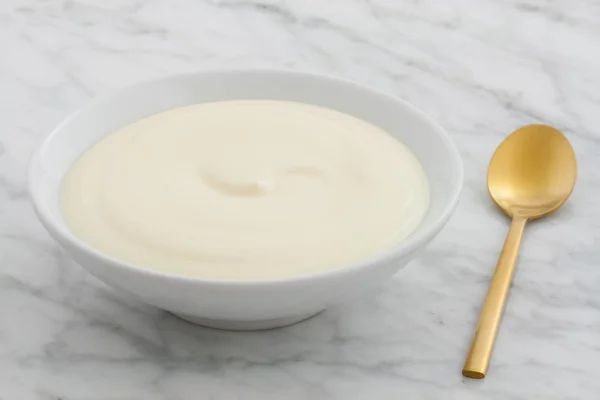 Prachtig Gestyled Griekse Yoghurt Carrara Marmeren Aanrecht — Stockfoto