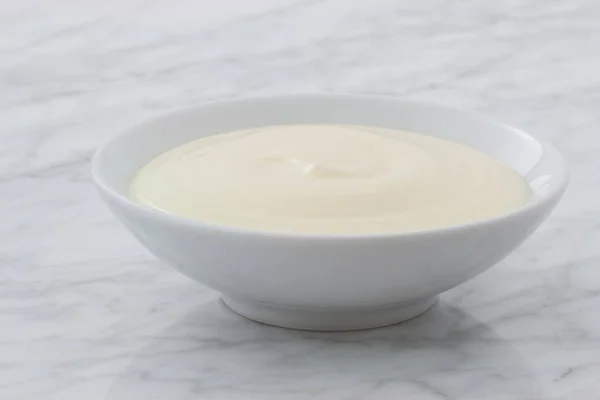 Prachtig Gestyled Griekse Yoghurt Carrara Marmeren Aanrecht — Stockfoto
