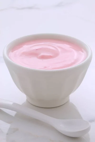 Läckra Franska Vaniljsås Stil Yoghurt Med All Frukt Blandad Släpper — Stockfoto