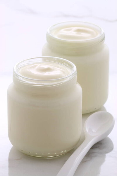 Вкусный, питательный и здоровый горшок из свежего йогурта. На старинном итальянском каррарском мраморном ретро-стиле
.