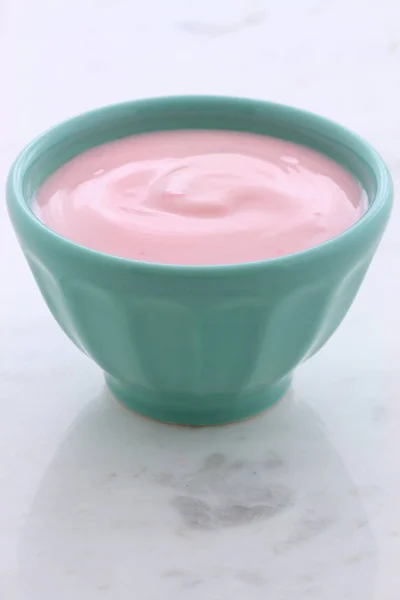 Yogur Fresa Fresco Delicioso Nutritivo Saludable Sobre Mármol Carrara —  Fotos de Stock