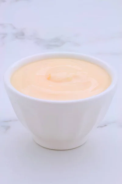 Delicioso Nutritivo Saludable Yogur Melocotón Fresco Ajuste Mármol Carrara Vintage —  Fotos de Stock
