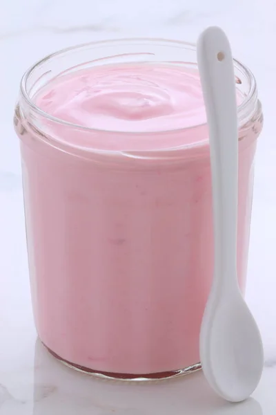 Läcker Vaniljsås Vintagestil Yoghurt Med All Frukt Blandat Inne Processen — Stockfoto