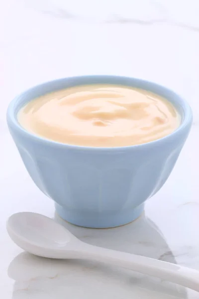 健康的新鲜酸奶杯 对葡萄酒意大利卡拉拉大理石的复古风格 — 图库照片