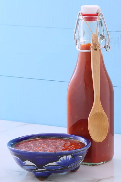 Salsa Picante Roja Mexicana Artesanal Mármol Carrara Retro Vintage Botella — Foto de Stock