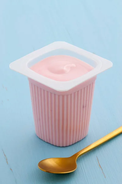 Lækker Kommerciel Fransk Custard Stil Yoghurt Med Frugten Blandet Inde - Stock-foto