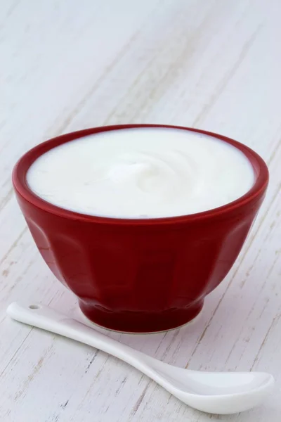 Pyszne Pożywne Zdrowe Świeże Grecki Jogurt Naturalny Antyczne Stół Drewna — Zdjęcie stockowe