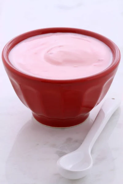 Вкусный Питательный Здоровый Свежий Клубничный Йогурт Винтажном Каррарском Мраморе — стоковое фото