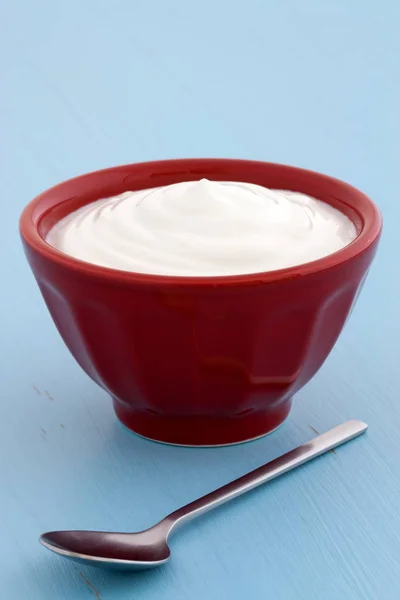 Lecker Nahrhaft Und Gesund Frischer Griechischer Joghurt Auf Antikem Holztisch — Stockfoto