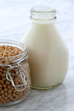Güzel carrara mermer üzerinde lezzetli taze soya sütü