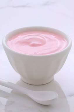 Lezzetli Fransız muhallebi tarzı yoğurt içinde işlemi sırasında karışık meyve ile. Vintage İtalyan carrara mermer retro stil.