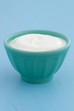 Lezzetli, besleyici ve sağlıklı taze Yunan yoğurt antika ahşap masa üzerinde