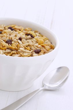 Vintage stil üzerinde süt ile lezzetli ve besleyici kahvaltı müsli veya granola tahıl.