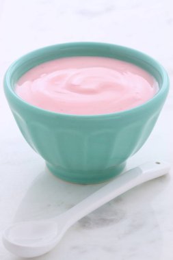 Lezzetli, besleyici ve sağlıklı taze çilekli yoğurt vintage carrara mermer üzerinde.