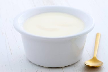 Lezzetli, besleyici ve sağlıklı taze yoğurt Kupası. Vintage retro stil üzerinde.