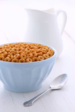 Lezzetli ve besleyici hafifçe tost bal fındık Mısır gevreği vintage stil üzerinde döngüler