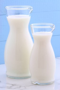 Lezzetli taze süt, bir vintage İtalyan carrara mermer, çiftlik stil mutfak beslenme birincil kaynaklar.