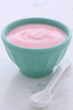 Lezzetli, besleyici ve sağlıklı taze çilekli yoğurt vintage carrara mermer üzerinde.