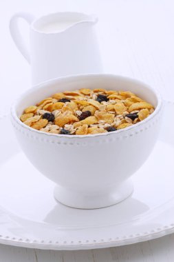 Lezzetli ve besleyici kahvaltı müsli veya granola tahıl vintage stil üzerinde hafif kızarmış.