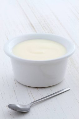 Lezzetli, besleyici ve sağlıklı taze yoğurt Kupası. Vintage retro stil üzerinde.