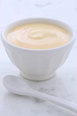 Lezzetli, besleyici ve sağlıklı taze şeftali yoğurt vintage carrara mermer üzerinde.