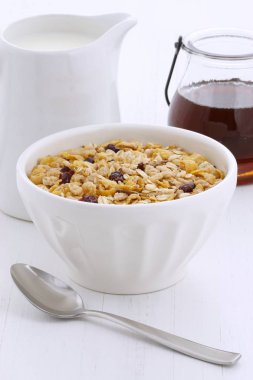 Vintage stil üzerinde süt ile lezzetli ve besleyici kahvaltı müsli veya granola tahıl.