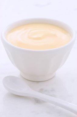 Lezzetli, besleyici ve sağlıklı taze muz yoğurt vintage carrara mermer üzerinde.