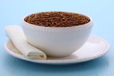 Taze ve leziz buğday kepeği tahıl, Fransız klasik kahvaltı masasında.