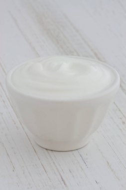 Lezzetli, besleyici ve sağlıklı taze Yunan yoğurt antika ahşap masa üzerinde