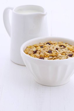Vintage stil üzerinde süt ile lezzetli ve besleyici kahvaltı müsli veya granola tahıl.
