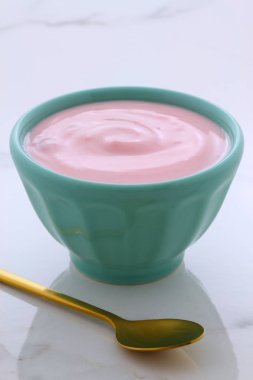 Lezzetli Fransız muhallebi tarzı yoğurt içinde işlemi sırasında karışık meyve ile. Vintage İtalyan carrara mermer retro stil.