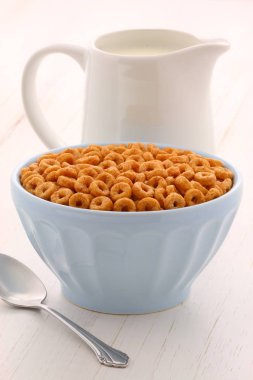 Lezzetli ve besleyici hafifçe tost bal fındık Mısır gevreği vintage stil üzerinde döngüler