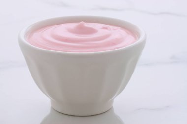 lezzetli yavaş churned Yunan çilekli yoğurt, meyve ve protein ile lots. mükemmel kilo kaybı programı için.