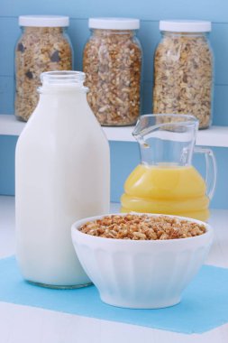 Vintage stil üzerinde süt ile lezzetli ve besleyici kahvaltı müsli veya granola tahıl.