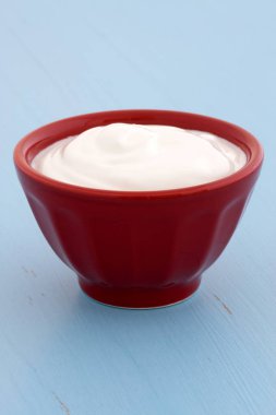 Lezzetli, besleyici ve sağlıklı taze Yunan yoğurt antika ahşap masa üzerinde