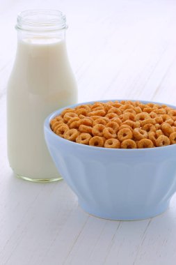 Lezzetli ve besleyici hafifçe tost bal fındık Mısır gevreği vintage stil üzerinde döngüler