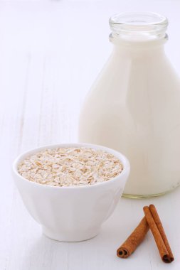 Lezzetli, besleyici ve sağlıklı taze yulaf vintage Beyaz ahşap ayarı hakkında.