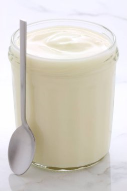 Lezzetli, besleyici ve sağlıklı taze yoğurt Kupası. Vintage İtalyan carrara mermer retro stil.