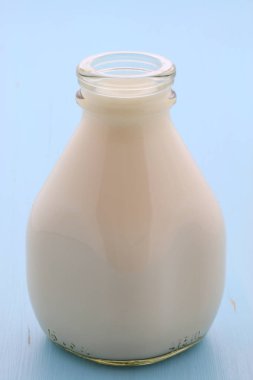 Vintage stil üzerinde lezzetli taze süt.