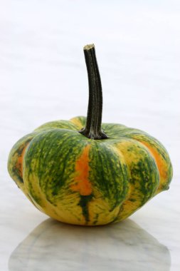 Güzel organik kabak veya yaz squash carrara mermer tezgah üzerinde 