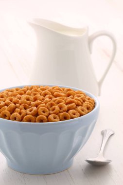 Lezzetli ve besleyici hafifçe tost bal fındık Mısır gevreği vintage stil üzerinde döngüler