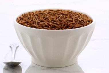 taze ve leziz buğday kepeği tahıl, vintage carrara mermer üzerinde.