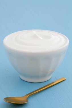 Lezzetli, besleyici ve sağlıklı taze Yunan yoğurt antika ahşap masa üzerinde