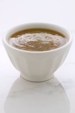 Esnaf Meksika domates sosu ile bir lezzetli hafif sıcak lezzet tüm Meksika, Teksas-Meksika Tarifleri ve iki taraf için mükemmel vintage carrara mermer tabloda. 