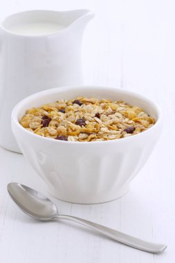 Vintage stil üzerinde süt ile lezzetli ve besleyici kahvaltı müsli veya granola tahıl.